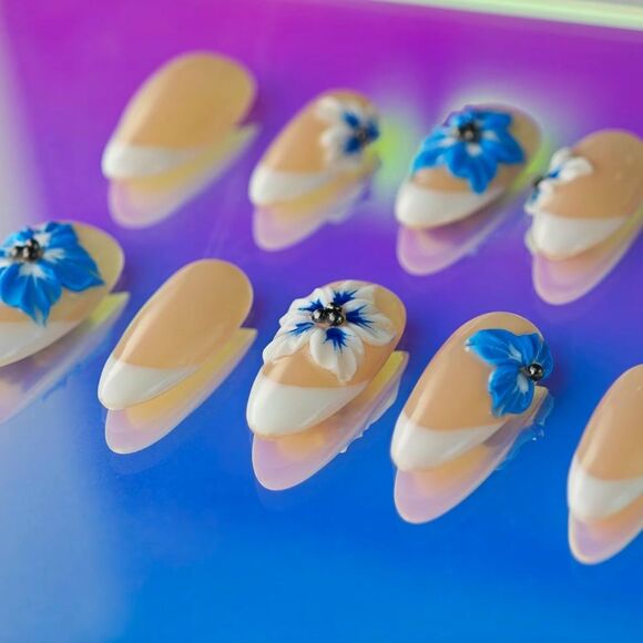 Handmade Floral Accent Press-On Nails - Picture 3 of 4